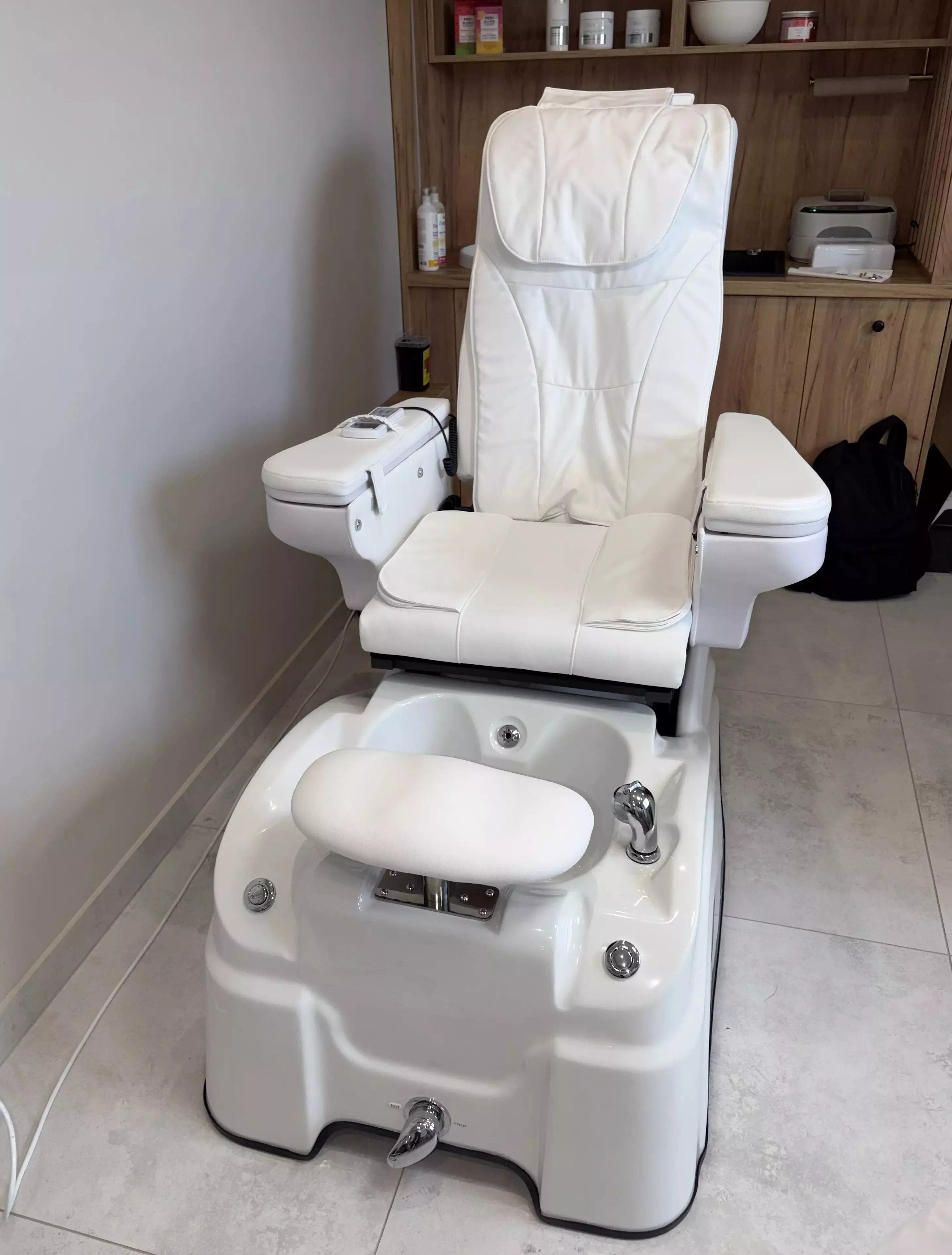 Fotel podologiczny WEELKO® CALN SPA elektryczny z brodzikiem i masażem powietrznym & Shiatsu  AnyConv.com__1caln