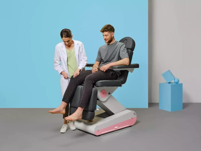 Fotel podologiczny NAGGURA® SWOP P3 PRO podświetlany z pilotem i tapicerką z technologią Permablok 3© odporną na plamy, zarazki i UV 