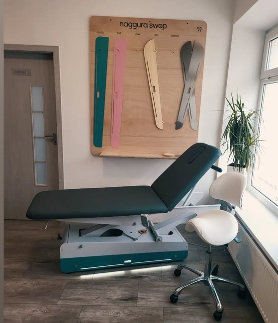 Leżanka kosmetyczna NAGGURA® SWOP 2L STARTER MASSAGE | Łóżko do fizykoterapii z pilotem i bezszwową tapicerką z technologią Permablok 3© odporną na bakterie, plamy i UV 