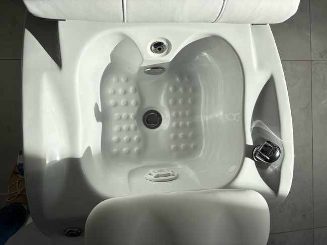 Fotel podologiczny WEELKO® CALN SPA elektryczny z brodzikiem i masażem powietrznym & Shiatsu 
