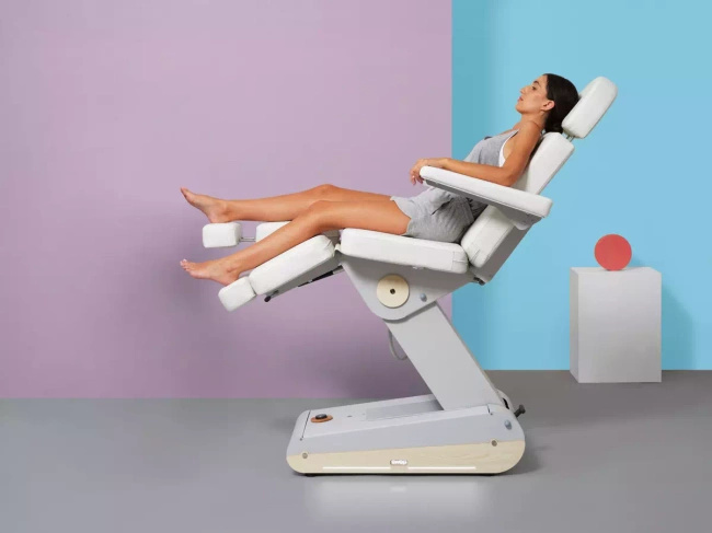 Fotel podologiczny NAGGURA® SWOP P3 PRO podświetlany z pilotem i tapicerką z technologią Permablok 3© odporną na plamy, zarazki i UV 