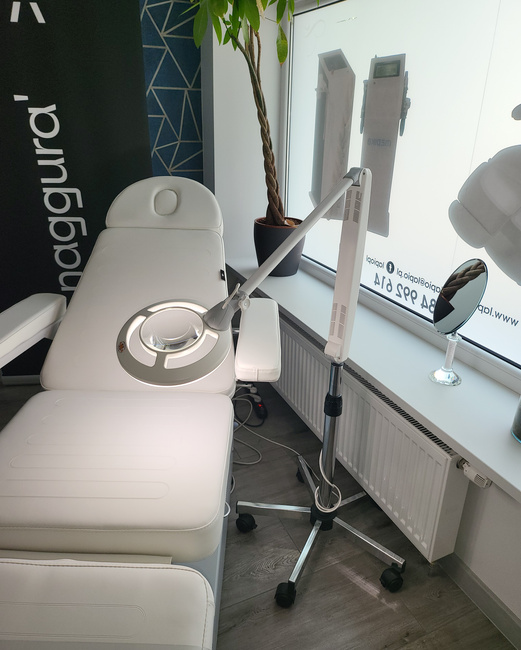 Fotel kosmetyczny NAGGURA® SWOP B4 PRO podświetlany z tapicerką  Naggura® Skin z technologią Permablok 3© odporną na bakterie, plamy i UV | bez lub z podgrzewaniem | Fotel medyczny