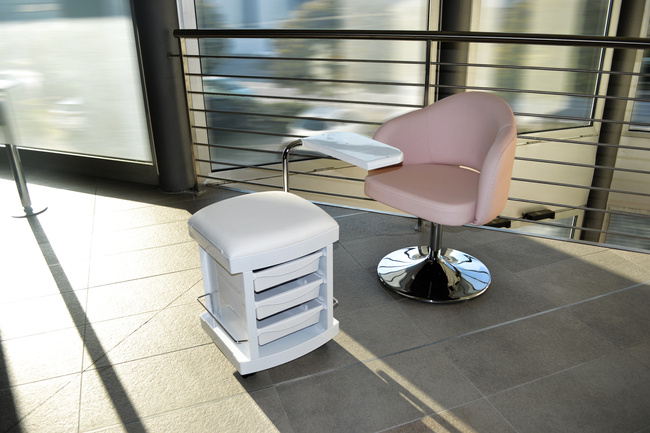 Pomocnik kosmetyczny do pedicure i manicure | Taboret kosmetyczny ARTECNO® MANI MASTER z szufladami