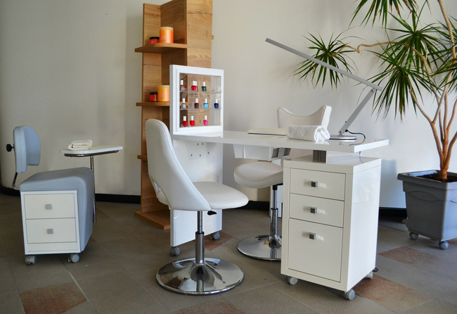 Mobilne stanowisko ARTECNO® ELITA do manicure | Taboret + stolik kosmetyczny mobilny