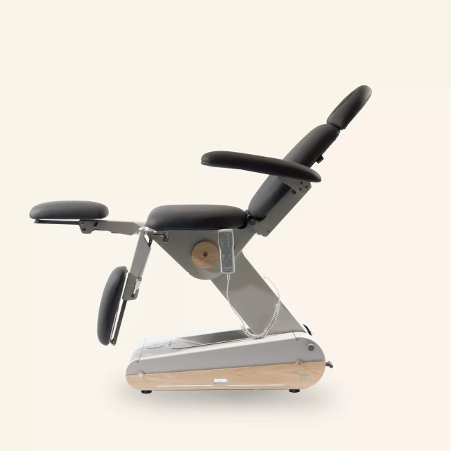 Fotel podologiczny NAGGURA® SWOP P3 UP podświetlany z podgrzewanym materacem i tapicerką Naggura® Skin | podnóżki regulowane góra-dół, przód-tył, na boki o 90° | 3 kolory | Fotel do pedicure wysokiego unoszenia