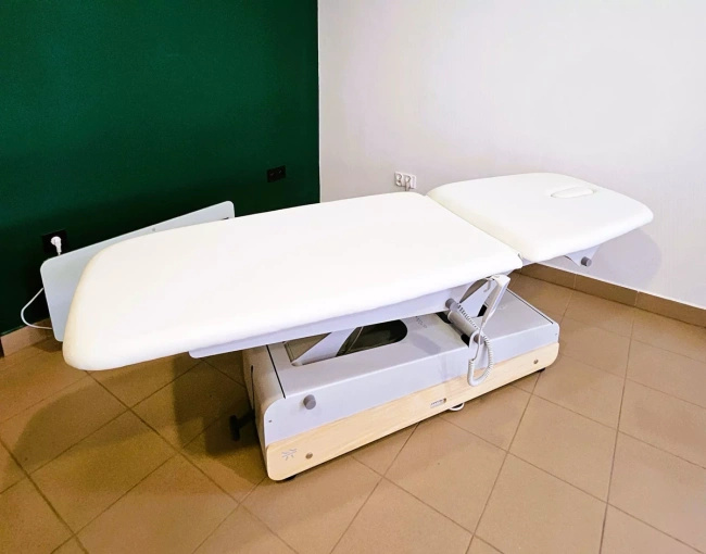 Leżanka kosmetyczna NAGGURA® SWOP 2L STARTER MASSAGE | Łóżko do fizykoterapii z pilotem i bezszwową tapicerką z technologią Permablok 3© odporną na bakterie, plamy i UV 