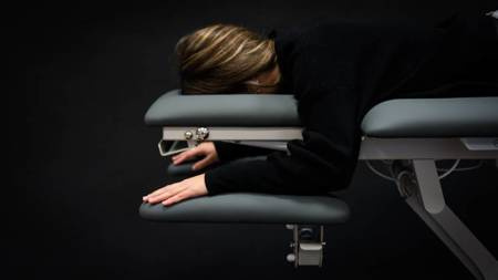 Leżanka fizjoterapeutyczna NAGGURA® N'RUN EVO 5S podświetlane z podłokietnikami Twinlift®, składanymi podłokietnikami bocznymi i podgrzewanym materacem 