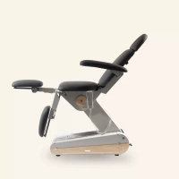 Fotel podologiczny NAGGURA® SWOP P3 UP podświetlany z podgrzewanym materacem i tapicerką Naggura® Skin | podnóżki regulowane góra-dół, przód-tył, na boki o 90° | 3 kolory | Fotel do pedicure wysokiego unoszenia