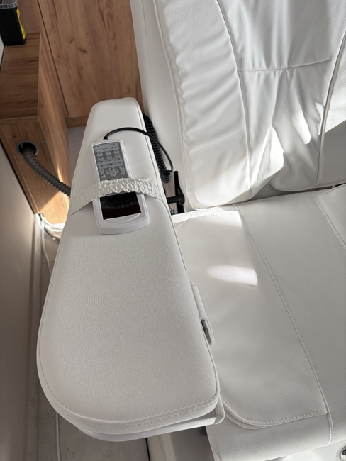 Fotel podologiczny WEELKO® CALN SPA elektryczny z brodzikiem i masażem powietrznym & Shiatsu 