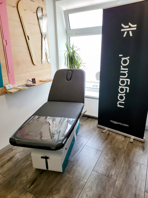 Leżanka kosmetyczna NAGGURA® SWOP 2L STARTER MASSAGE | Łóżko do fizykoterapii z pilotem i bezszwową tapicerką z technologią Permablok 3© odporną na bakterie, plamy i UV |  + GRATIS