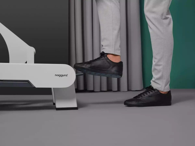 Leżanka fizjoterapeutyczna NAGGURA® N'RUN EVO 5S podświetlane z podłokietnikami Twinlift®, składanymi podłokietnikami bocznymi i podgrzewanym materacem 