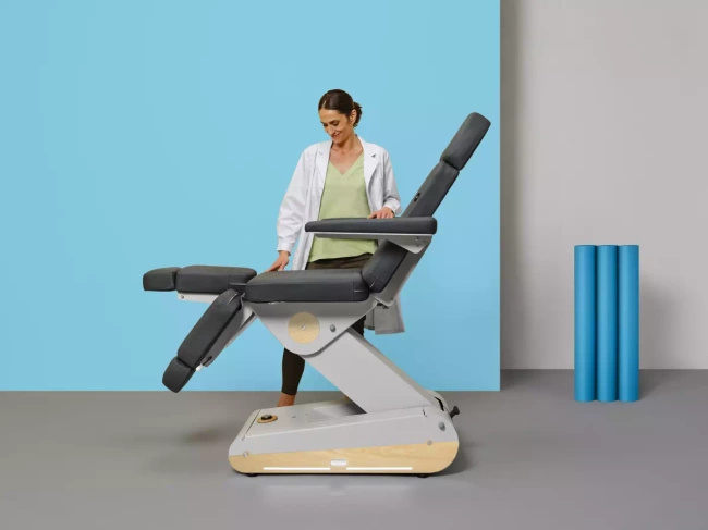 Fotel podologiczny NAGGURA® SWOP P3 PRO podświetlany z pilotem i tapicerką z technologią Permablok 3© odporną na plamy, zarazki i UV 