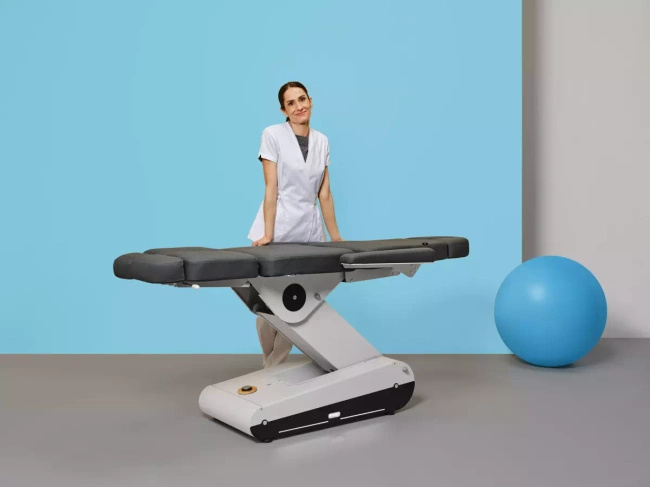 Fotel podologiczny NAGGURA® SWOP P3 PRO podświetlany z pilotem i tapicerką z technologią Permablok 3© odporną na plamy, zarazki i UV 