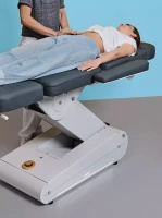 Fotel podologiczny NAGGURA® SWOP P3 PRO podświetlany z pilotem i tapicerką z technologią Permablok 3© odporną na plamy, zarazki i UV 