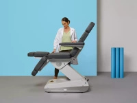 Fotel podologiczny NAGGURA® SWOP P3 PRO podświetlany z pilotem i tapicerką z technologią Permablok 3© odporną na plamy, zarazki i UV 