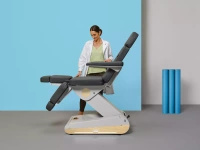 Fotel podologiczny NAGGURA® SWOP P3 PRO podświetlany z pilotem i tapicerką z technologią Permablok 3© odporną na plamy, zarazki i UV 