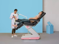 Fotel podologiczny NAGGURA® SWOP P3 PRO podświetlany z pilotem i tapicerką z technologią Permablok 3© odporną na plamy, zarazki i UV 