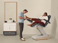 Fotel podologiczny NAGGURA® SWOP P3 UP podświetlany z podgrzewanym materacem i tapicerką Naggura® Skin | podnóżki regulowane góra-dół, przód-tył, na boki o 90° | 3 kolory | Fotel do pedicure wysokiego unoszenia