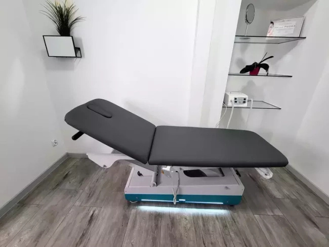 Leżanka medyczna NAGGURA® SWOP 2L PRO PHYSIO do rehabilitacji i masażu z tapicerką odporną na zarazki i plamy | Łóżko do masażu z certyfikatem medycznym
