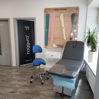 Leżanka kosmetyczna NAGGURA® SWOP 2L STARTER MASSAGE | Łóżko do fizykoterapii z pilotem i bezszwową tapicerką z technologią Permablok 3© odporną na bakterie, plamy i UV 