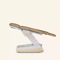 Fotel podologiczny NAGGURA® SWOP P3 UP podświetlany z podgrzewanym materacem i tapicerką Naggura® Skin | podnóżki regulowane góra-dół, przód-tył, na boki o 90° | 3 kolory | Fotel do pedicure wysokiego unoszenia