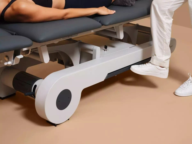 Leżanka fizjoterapeutyczna NAGGURA® N'RUN EVO 5S podświetlane z podłokietnikami Twinlift®, składanymi podłokietnikami bocznymi i podgrzewanym materacem 