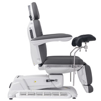 Fotel kosmetyczny WEELKO® SIMUS obrotowy 110° z podpórkami ginekologicznymi i pełno ruchomym zagłówkiem i sterowaniem nożnym