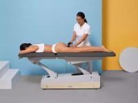 Leżanka kosmetyczna NAGGURA® SWOP 2L STARTER MASSAGE | Łóżko do fizykoterapii z pilotem i bezszwową tapicerką z technologią Permablok 3© odporną na bakterie, plamy i UV 