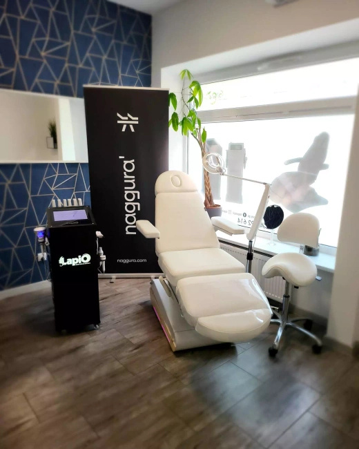 Fotel kosmetyczny NAGGURA® SWOP B4 PRO podświetlany z tapicerką  Naggura® Skin z technologią Permablok 3© odporną na bakterie, plamy i UV | bez lub z podgrzewaniem | Fotel medyczny