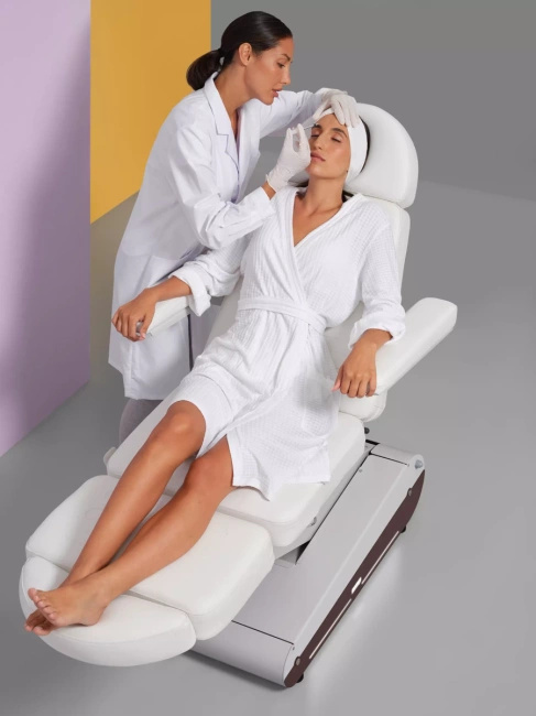 Fotel kosmetyczny NAGGURA® SWOP B4 PRO podświetlany z tapicerką  Naggura® Skin z technologią Permablok 3© odporną na bakterie, plamy i UV | bez lub z podgrzewaniem | Fotel medyczny