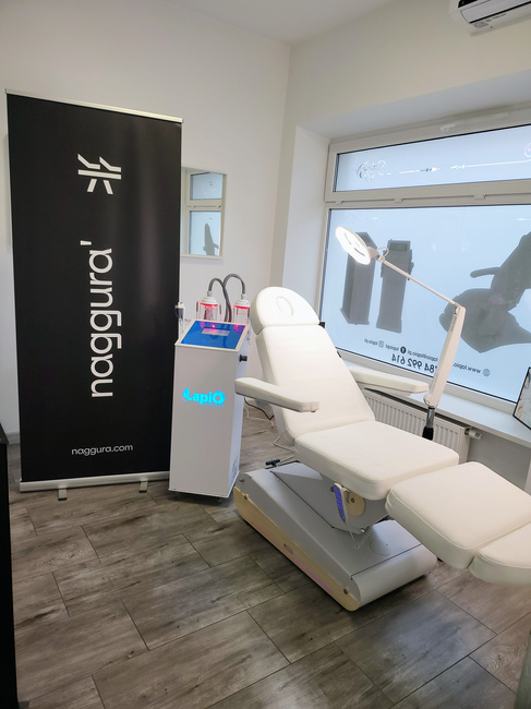 Fotel kosmetyczny NAGGURA® SWOP B4 PRO podświetlany z tapicerką  Naggura® Skin z technologią Permablok 3© odporną na bakterie, plamy i UV | bez lub z podgrzewaniem