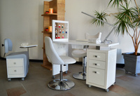 Mobilne stanowisko ARTECNO® ELITA do manicure | Taboret + stolik kosmetyczny mobilny