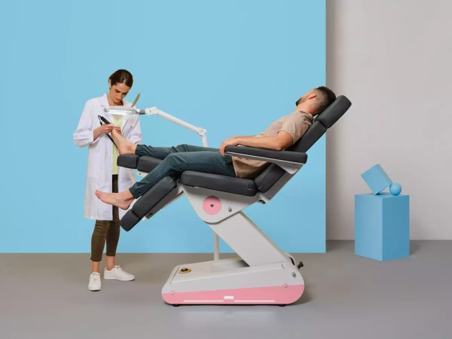 Fotel podologiczny NAGGURA® SWOP P3 PRO podświetlany z pilotem i tapicerką z technologią Permablok 3© odporną na plamy, zarazki i UV 