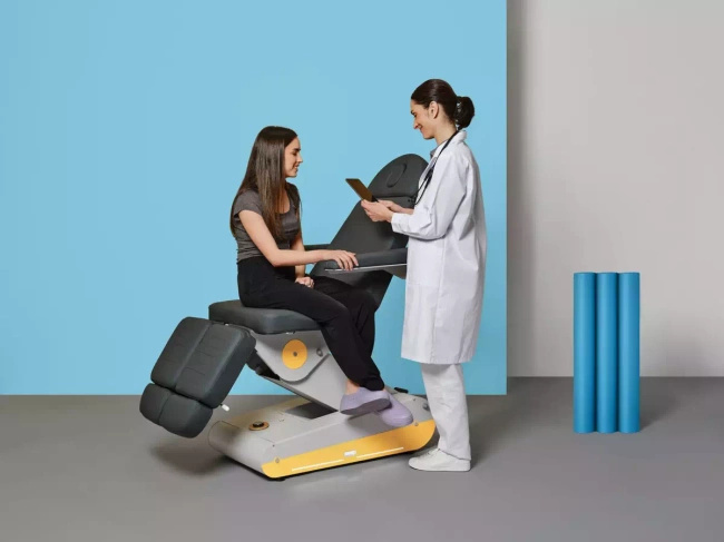 Fotel podologiczny NAGGURA® SWOP P3 PODO podświetlany z pilotem i tapicerką z technologią Permablok 3© odporną na plamy, zarazki i UV 