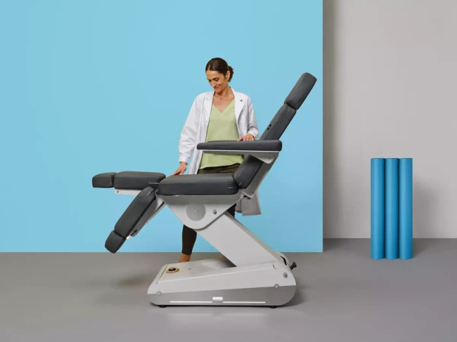 Fotel podologiczny NAGGURA® SWOP P3 PRO podświetlany z pilotem i tapicerką z technologią Permablok 3© odporną na plamy, zarazki i UV 