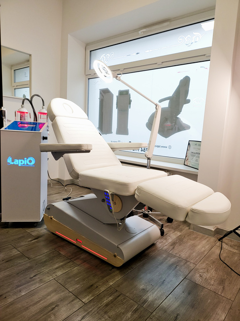 Fotel kosmetyczny NAGGURA® SWOP B4 PRO podświetlany z tapicerką  Naggura® Skin z technologią Permablok 3© odporną na bakterie, plamy i UV | bez lub z podgrzewaniem | Fotel medyczny